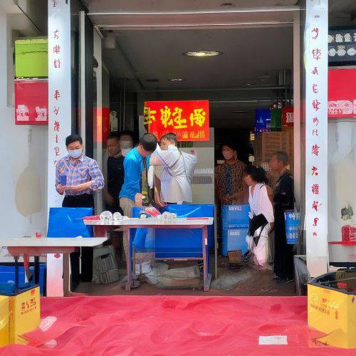 惊爆!免税香烟中华烟“鹤立鸡群”