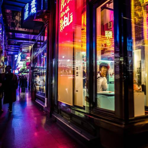 头条！外国烟专卖店“门庭若市”