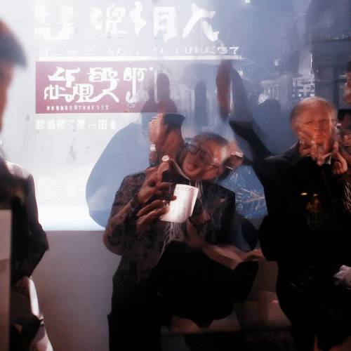 劲爆来袭!Manchester蓝红爆珠香烟“双色诱惑”